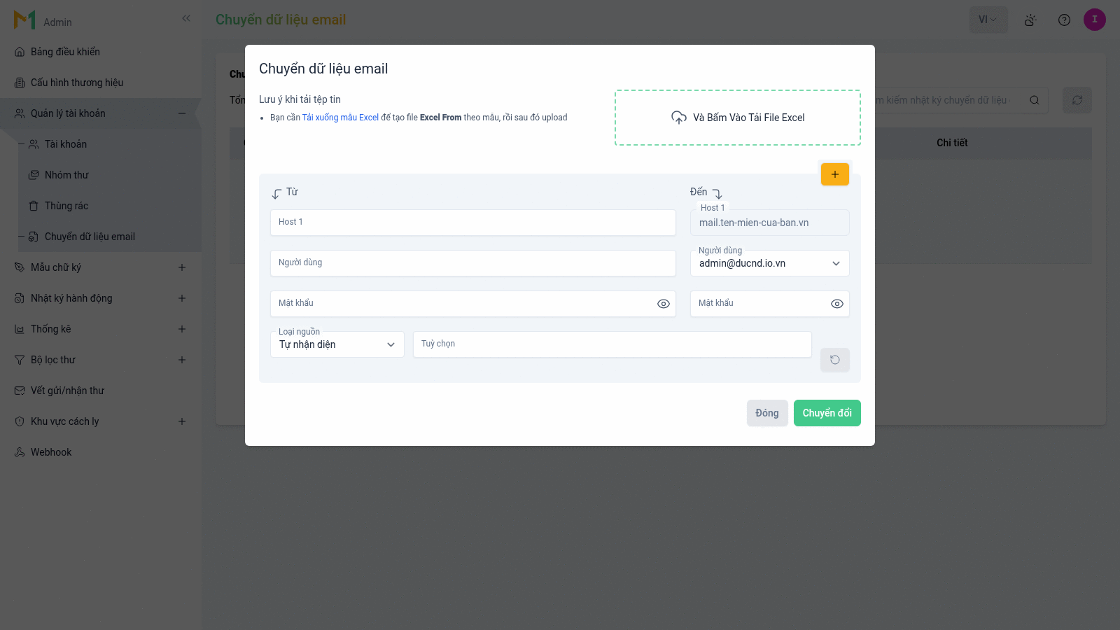 Hộp thoại Chuyển dữ liệu email: góc trên trái là ghi chú "Lưu ý khi tải tệp tin" kèm liên kết Tải xuống mẫu Excel, góc trên phải là khung nét đứt "Và Bấm Vào Tải File Excel" có icon tải lên; bên dưới là khối hai cột — cột Từ gồm Host 1, Người dùng, Mật khẩu có icon hiện/ẩn; cột Đến gồm Host 1 điền sẵn theo hệ thống, dropdown Người dùng, Mật khẩu; hàng dưới cùng có dropdown Loại nguồn đặt ở Tự nhận diện, ô Tuỳ chọn và nút khôi phục gợi ý; nút dấu cộng màu vàng ở góc phải khối, cuối hộp thoại là nút Đóng và Chuyển đổi