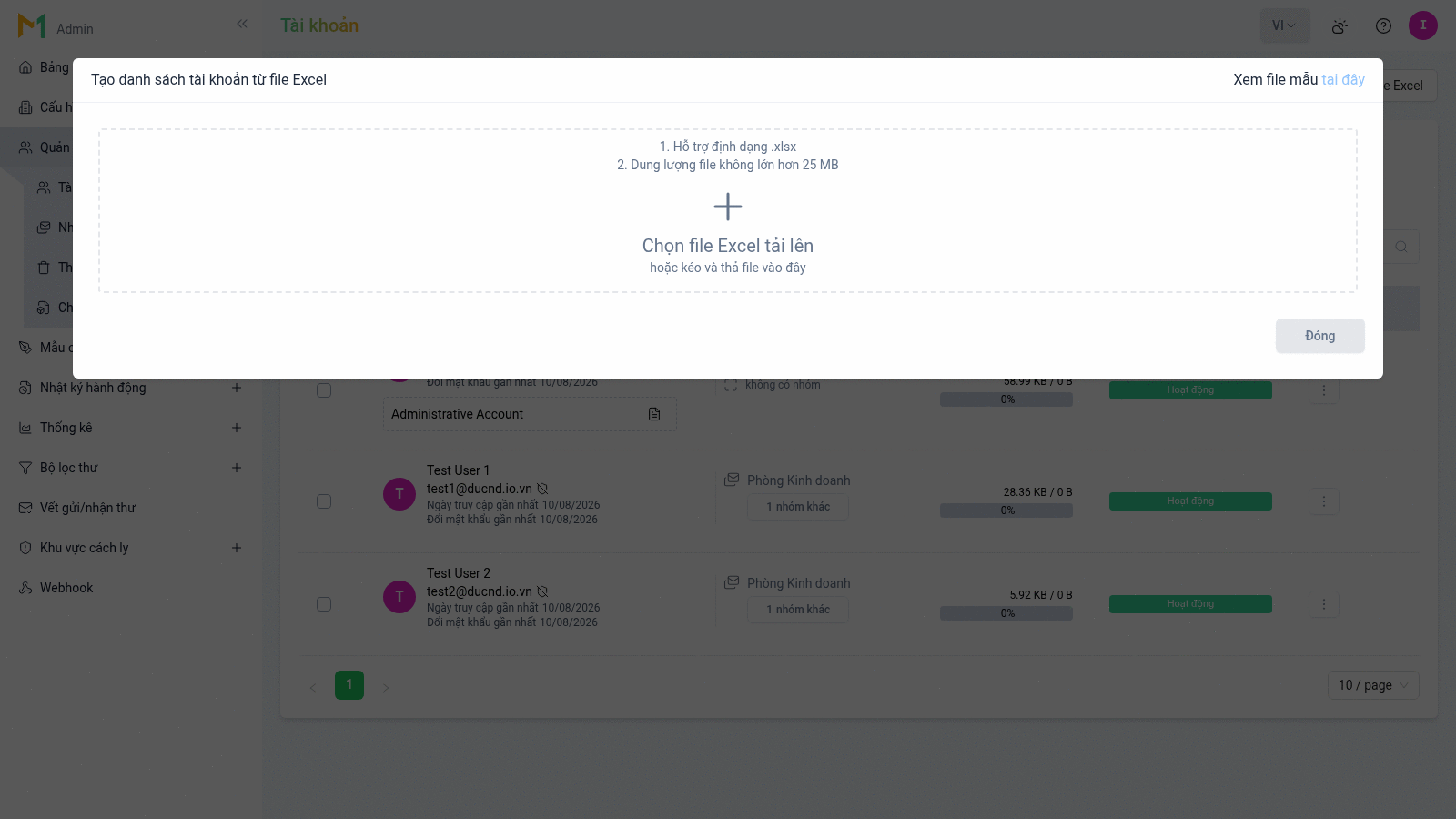 Hộp thoại Tạo danh sách tài khoản từ file Excel ở trạng thái chưa chọn file: tiêu đề bên trái, liên kết Xem file mẫu tại đây ở góc phải, giữa hộp thoại là khung nét đứt ghi hai điều kiện Hỗ trợ định dạng .xlsx và Dung lượng file không lớn hơn 25 MB, dấu cộng lớn kèm dòng Chọn file Excel tải lên và hoặc kéo và thả file vào đây, nút Đóng ở góc dưới phải