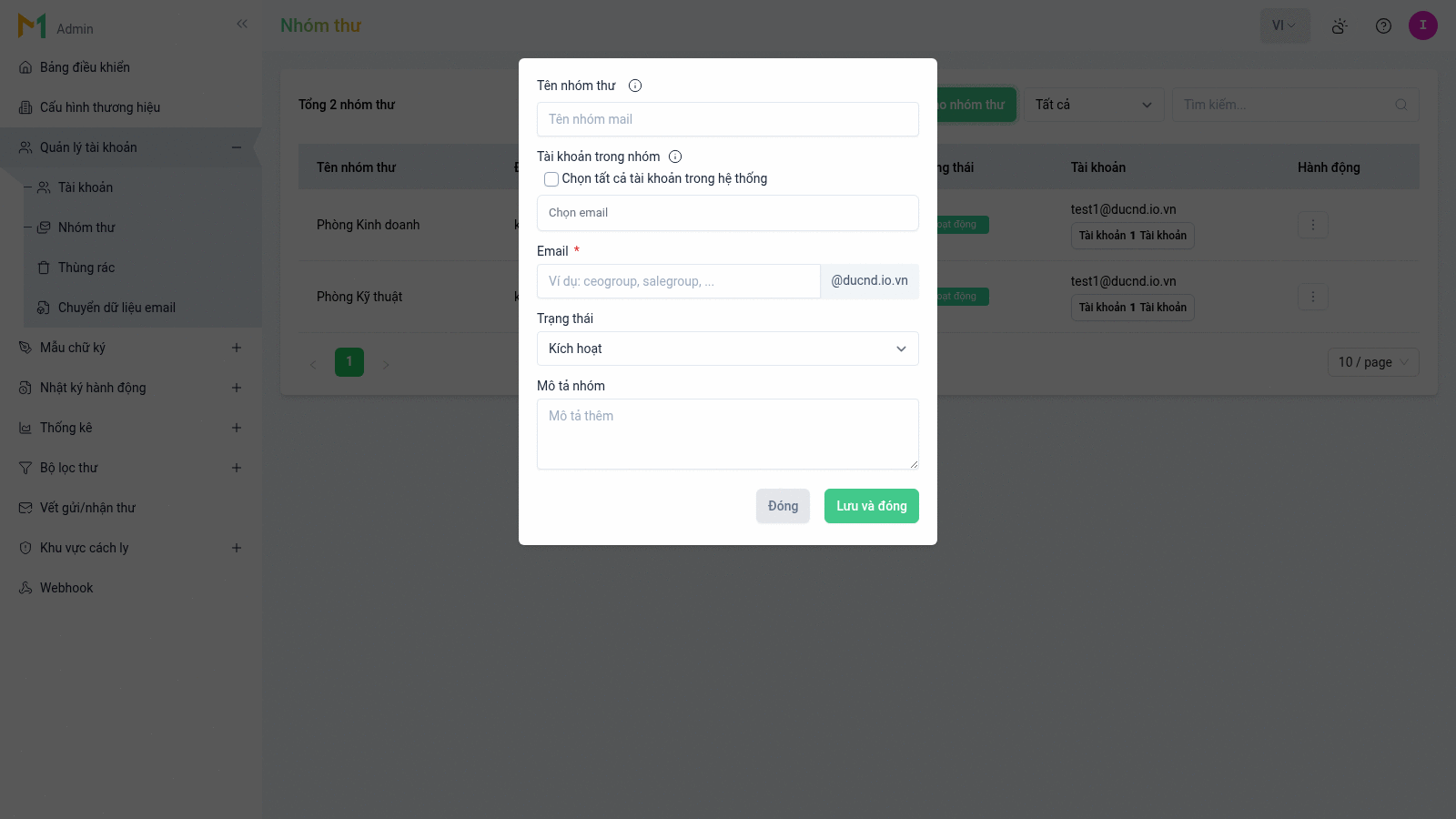 Hộp thoại Tạo nhóm thư: ô Tên nhóm thư, checkbox Chọn tất cả tài khoản trong hệ thống, ô chọn nhiều Tài khoản trong nhóm, ô Email với hậu tố @tên-miền hiển thị cố định bên phải, dropdown Trạng thái, ô Mô tả nhóm, nút Đóng và Lưu và đóng