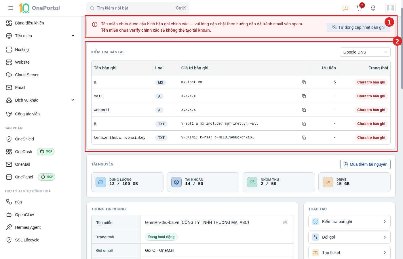 Trang chi tiết email của một tên miền chưa trỏ bản ghi trên OnePortal, khoanh đỏ và đánh số hai vùng: vùng 1 là dải cảnh báo đỏ hai dòng kèm nút Tự động cập nhật bản ghi, vùng 2 là bảng Kiểm tra bản ghi với các dòng MX, A, TXT SPF và TXT DKIM đều ở trạng thái Chưa trỏ bản ghi