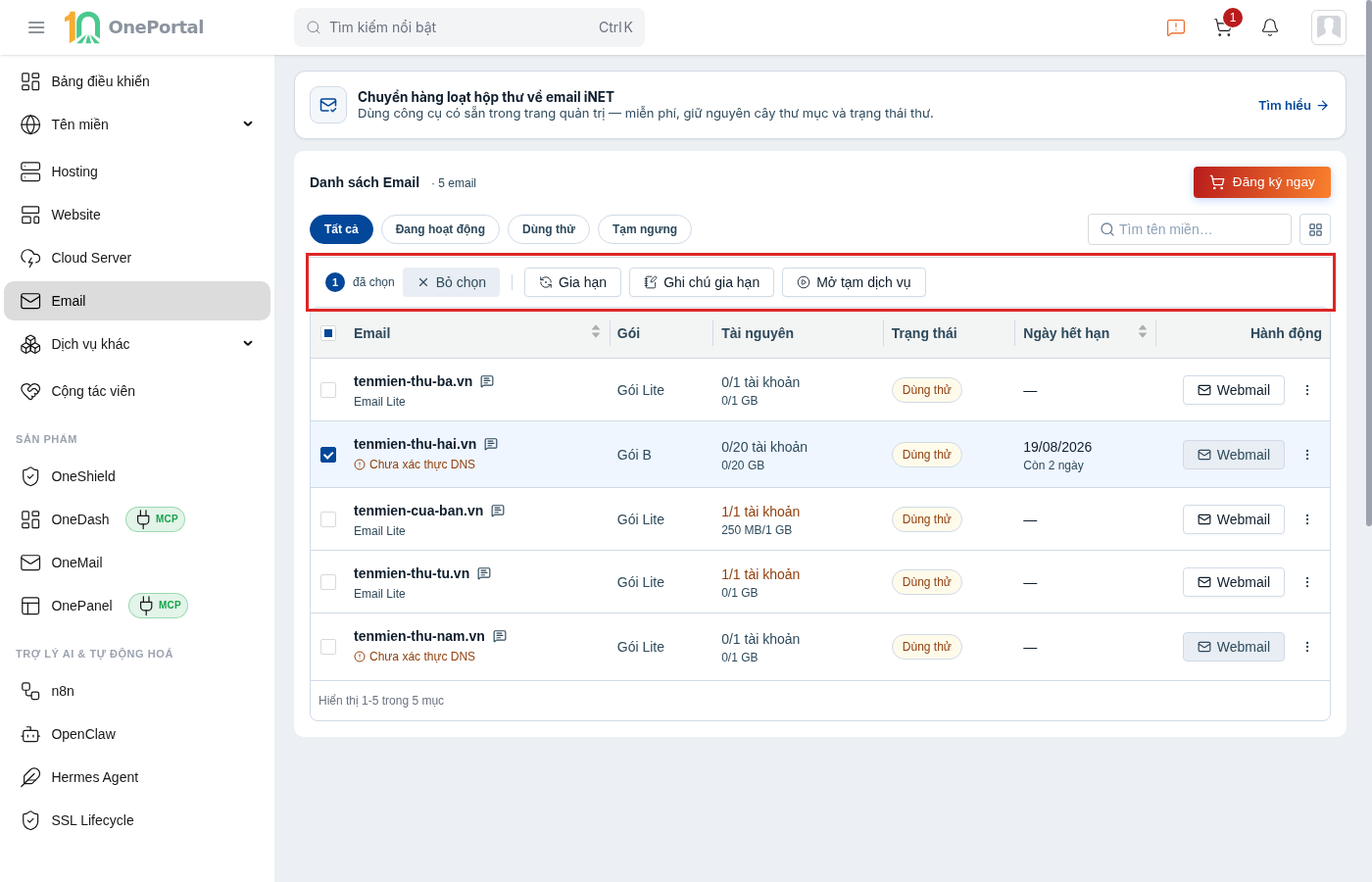 Thanh hành động hàng loạt trên trang danh sách email, khoanh đỏ thanh gồm số dịch vụ đang chọn, nút Bỏ chọn và ba nút Gia hạn, Ghi chú gia hạn, Mở tạm dịch vụ