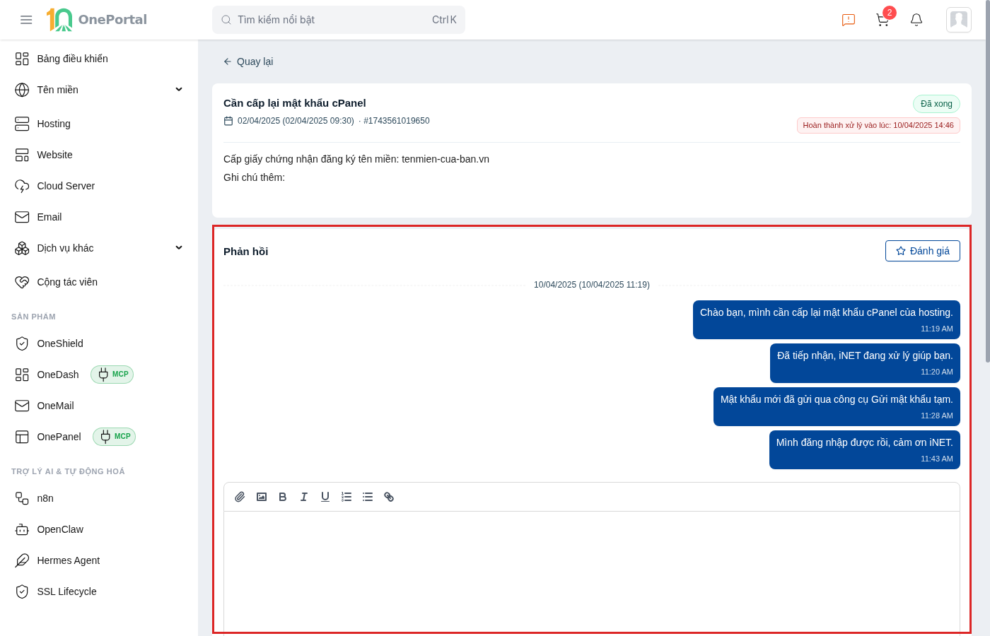 Trang chi tiết ticket trên OnePortal, khoanh đỏ khối Phản hồi gồm nút Đánh giá ở góc phải, các bong bóng hội thoại hai chiều giữa khách và iNET, cùng ô soạn phản hồi có thanh công cụ đính kèm ở cuối