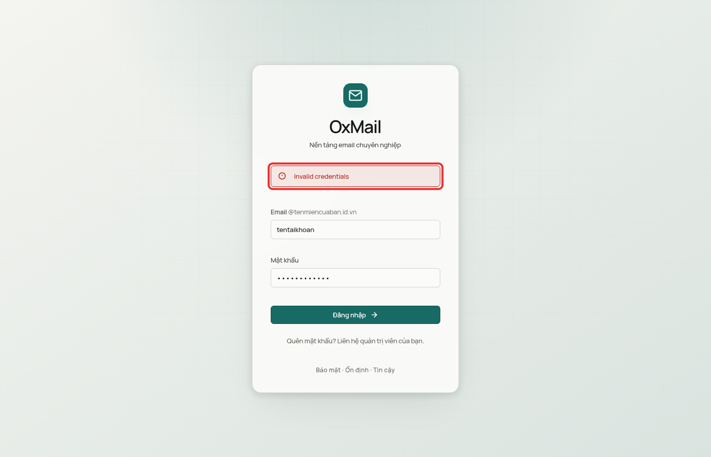 Hộp lỗi màu đỏ Invalid credentials được khoanh đỏ phía trên form đăng nhập