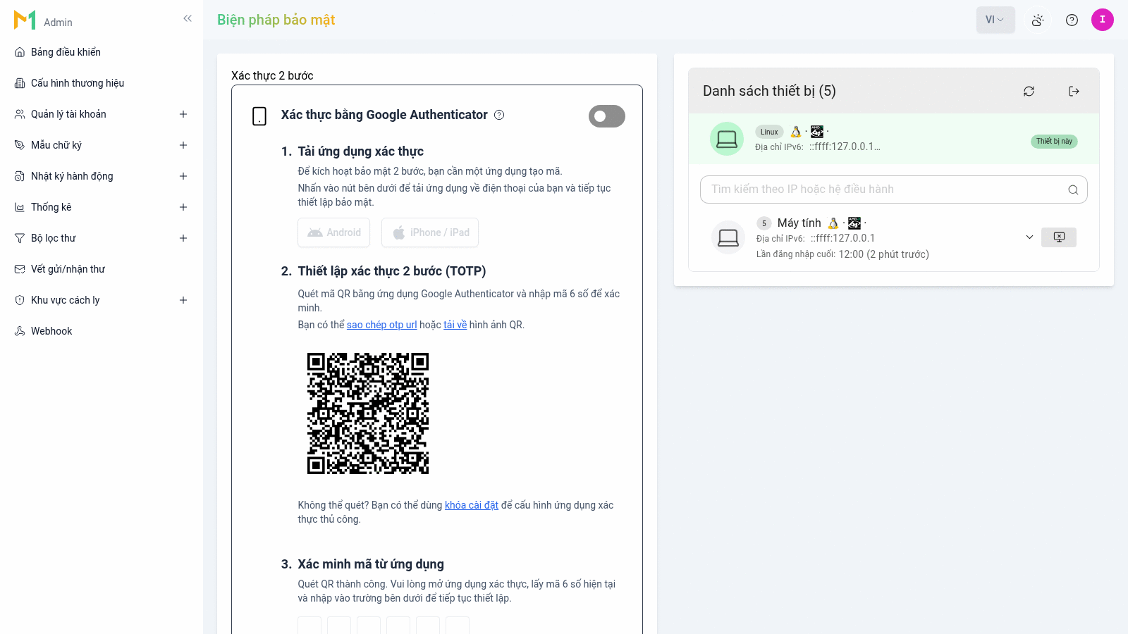 Trang Biện pháp bảo mật của Admin OneMail, bố cục hai cột: cột trái tiêu đề Xác thực 2 bước với khối Xác thực bằng Google Authenticator (icon điện thoại, công tắc bật/tắt ở góc phải) và các bước thiết lập đánh số gồm tải ứng dụng xác thực, quét mã QR hiển thị sẵn kèm liên kết sao chép otp url và tải về hình ảnh QR, rồi nhập mã 6 số; cột phải là khối Danh sách thiết bị kèm số lượng, nút làm mới và nút đăng xuất tất cả, thiết bị hiện tại được tô nền xanh nhạt kèm nhãn Thiết bị này, ô tìm kiếm theo IP hoặc hệ điều hành và dòng nhóm thiết bị Máy tính