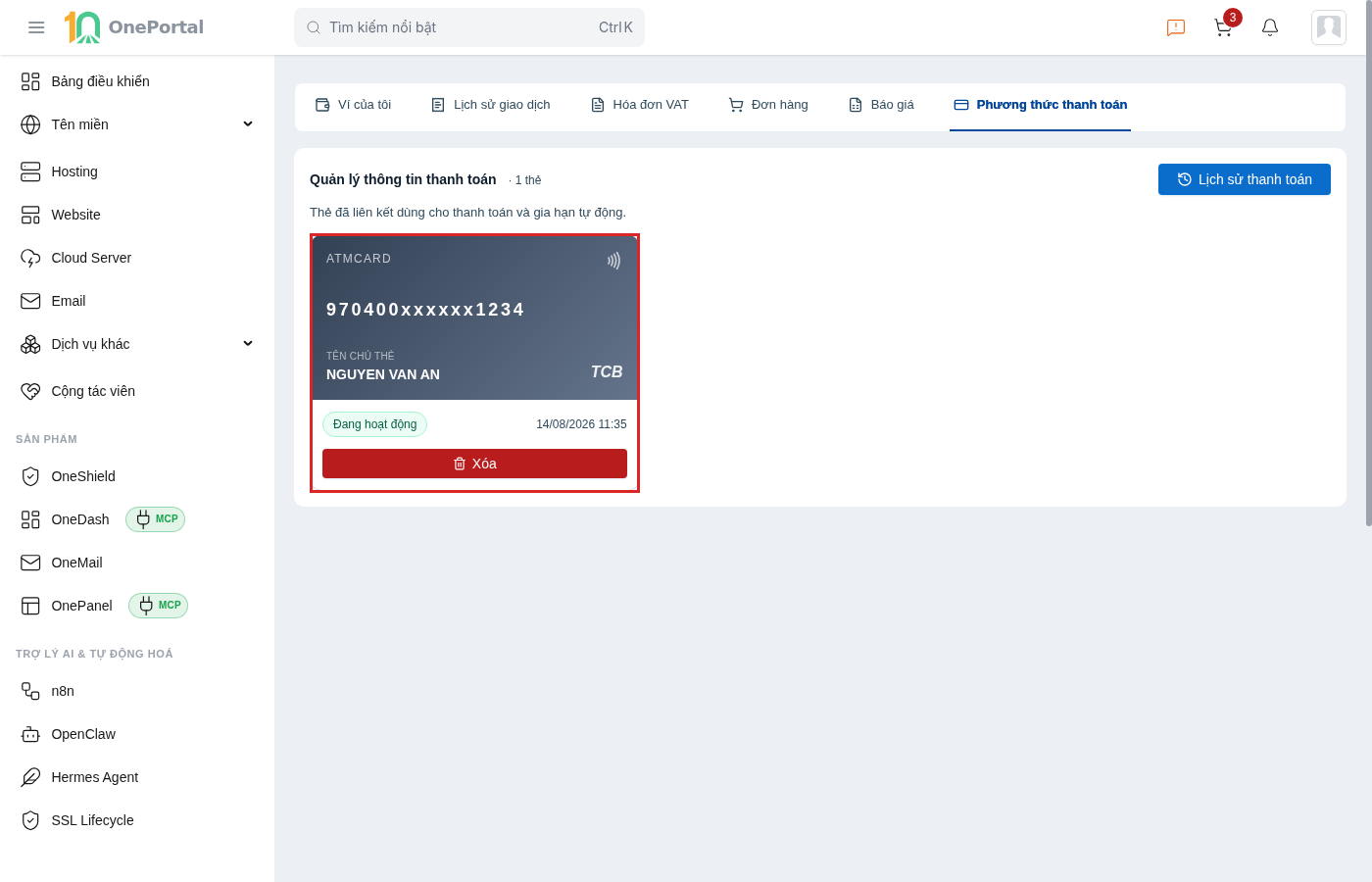 Tab Phương thức thanh toán trên OnePortal, khoanh đỏ thẻ đã liên kết gồm loại thẻ ATMCARD, số thẻ đã che, tên chủ thẻ, tên ngân hàng, nhãn Đang hoạt động kèm ngày liên kết và nút Xóa