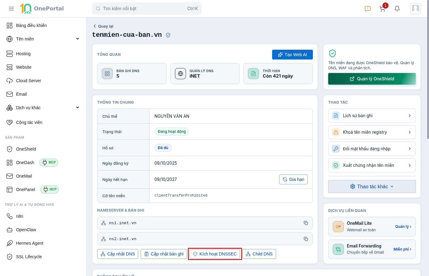 Trang chi tiết tên miền trên OnePortal, khoanh đỏ nút Kích hoạt DNSSEC trong khối Nameserver và bản ghi