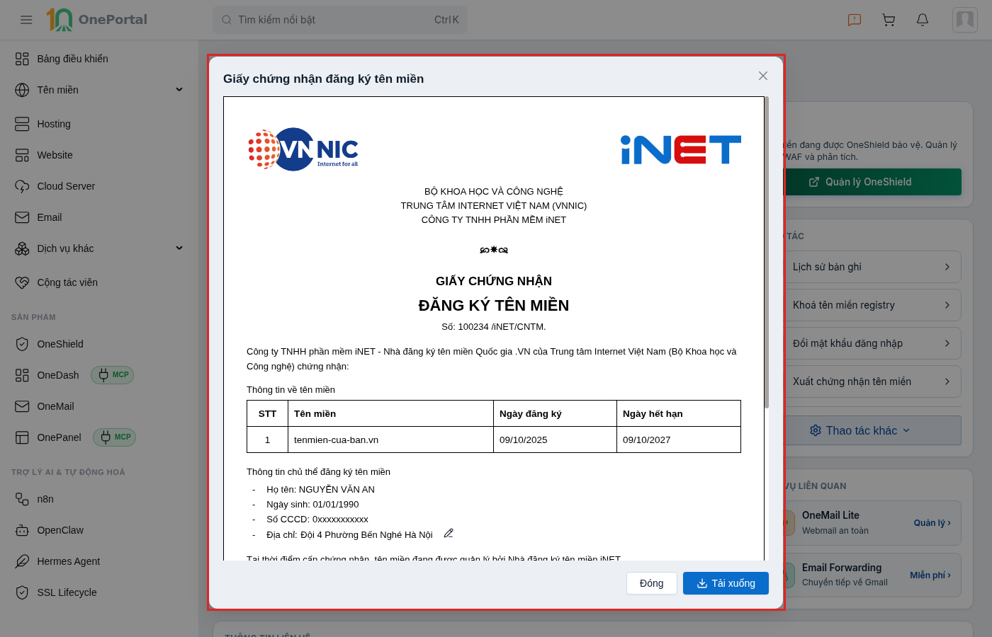 Hộp thoại Giấy chứng nhận đăng ký tên miền trên OnePortal, khoanh đỏ toàn hộp thoại gồm tiêu đề cơ quan cấp, số chứng nhận, bảng thông tin về tên miền gồm ngày đăng ký và ngày hết hạn, phần thông tin chủ thể đăng ký, cùng hai nút Đóng và Tải xuống