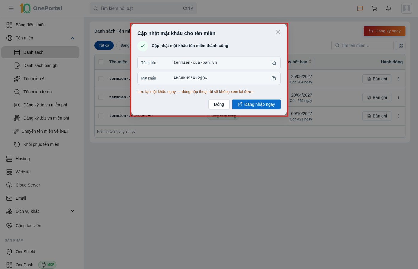 Màn hình kết quả sau khi đổi mật khẩu tên miền trên OnePortal, khoanh đỏ toàn khối kết quả gồm dấu tích Cập nhật mật khẩu tên miền thành công, hai dòng Tên miền và Mật khẩu kèm biểu tượng sao chép, dòng cảnh báo lưu lại mật khẩu ngay, cùng hai nút Đóng và Đăng nhập ngay