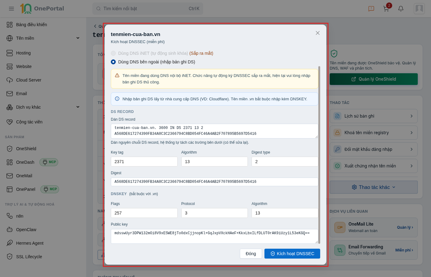 Hộp thoại Kích hoạt DNSSEC miễn phí trên OnePortal, khoanh đỏ toàn hộp thoại gồm hai lựa chọn dùng DNS iNET đang sắp ra mắt và dùng DNS bên ngoài, ô dán DS record, các trường Key tag Algorithm Digest type Digest, nhóm DNSKEY với Flags Protocol Algorithm Public key, cùng hai nút Đóng và Kích hoạt DNSSEC