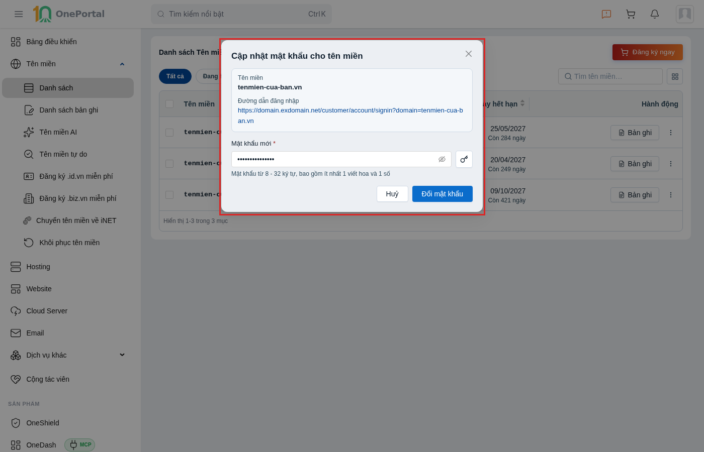 Hộp thoại Cập nhật mật khẩu cho tên miền trên OnePortal, khoanh đỏ toàn khối nhập gồm tên miền, đường dẫn đăng nhập, ô Mật khẩu mới kèm biểu tượng con mắt và biểu tượng chìa khoá, dòng nhắc quy tắc mật khẩu, cùng hai nút Huỷ và Đổi mật khẩu