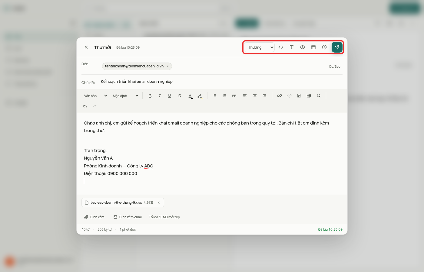 Nhóm nút đầu cửa sổ soạn thư được khoanh đỏ gồm ô Độ ưu tiên, Sửa mã HTML nguồn, Chữ ký, Xem trước thư, Mở mẫu thư, Hẹn giờ gửi và nút Gửi
