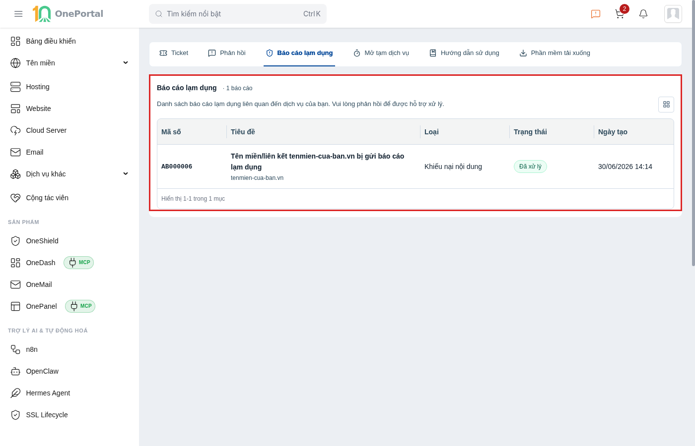 Tab Báo cáo lạm dụng trên OnePortal, khoanh đỏ bảng danh sách gồm các cột Mã số, Tiêu đề kèm tên miền bị báo cáo ở dòng phụ, Loại, Trạng thái và Ngày tạo