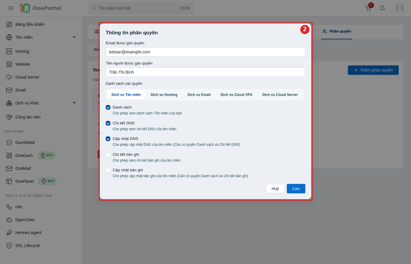 Hộp thoại Thông tin phân quyền, khoanh đỏ toàn bộ hộp thoại gồm ô Email được gán quyền, ô Tên người được gán quyền, năm thẻ nhóm dịch vụ, và danh sách quyền của nhóm Tên miền gồm Danh sách, Chi tiết DNS, Cập nhật DNS, Chi tiết bản ghi, Cập nhật bản ghi; ba quyền đầu đã được tích chọn