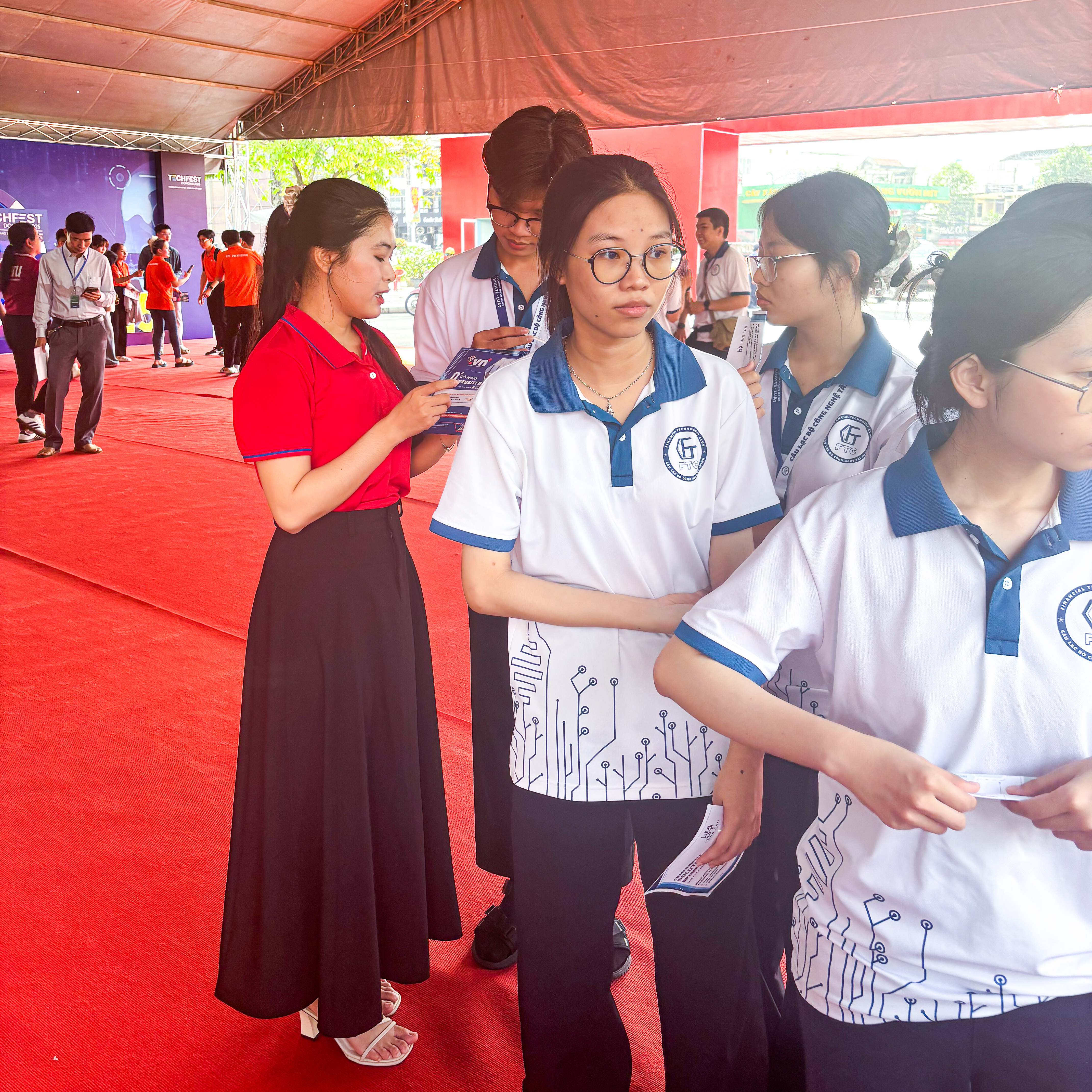 Hình ảnh iNET giới thiệu và phố biến chương trình .VN cho các bạn sinh viên trên địa bàn tỉnh Đồng Nai